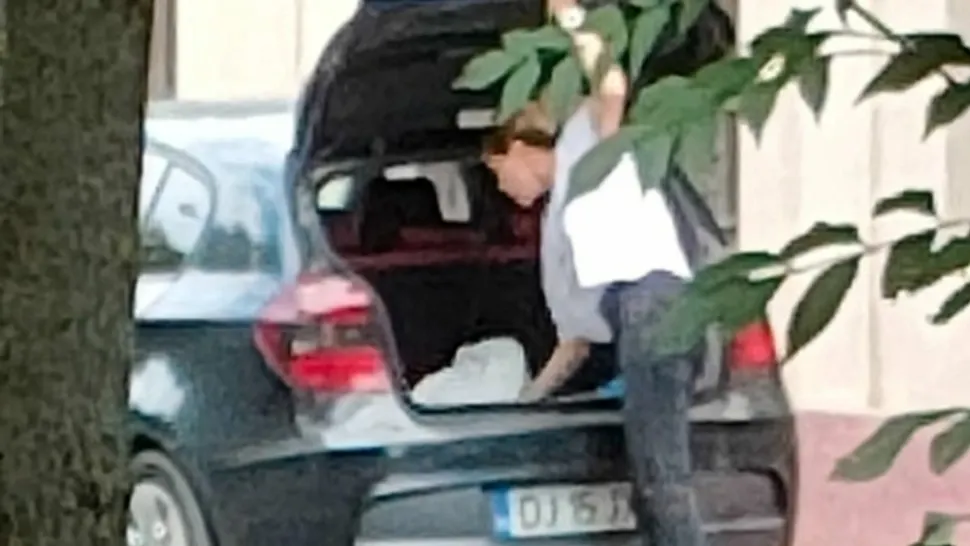Gest REVOLTĂTOR: o tânără a rupt flori dintr-un parc, după ce a coborât dintr-o mașină scumpă. Ce AMENDĂ a primit