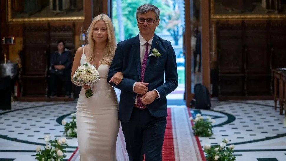 Virgil Popescu și-a condus fiica la altar. Mărturia ministrului: "Inima îmi bubuie de fericire și emoție"
