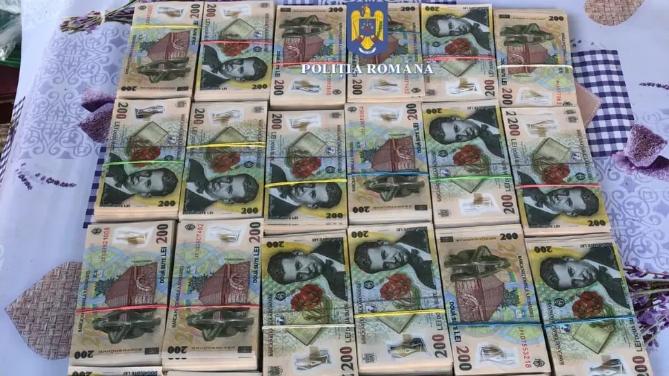 Valiză cu bani, găsită îngropată în pământ. Detalii incredibile de la poliție: cum a ajuns acolo? - FOTO&VIDEO