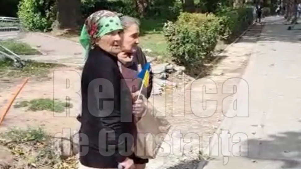 Două bătrâne, refugiate din Ucraina, cântă pe stradă din Constanța pentru o bucată de pâine - VIDEO