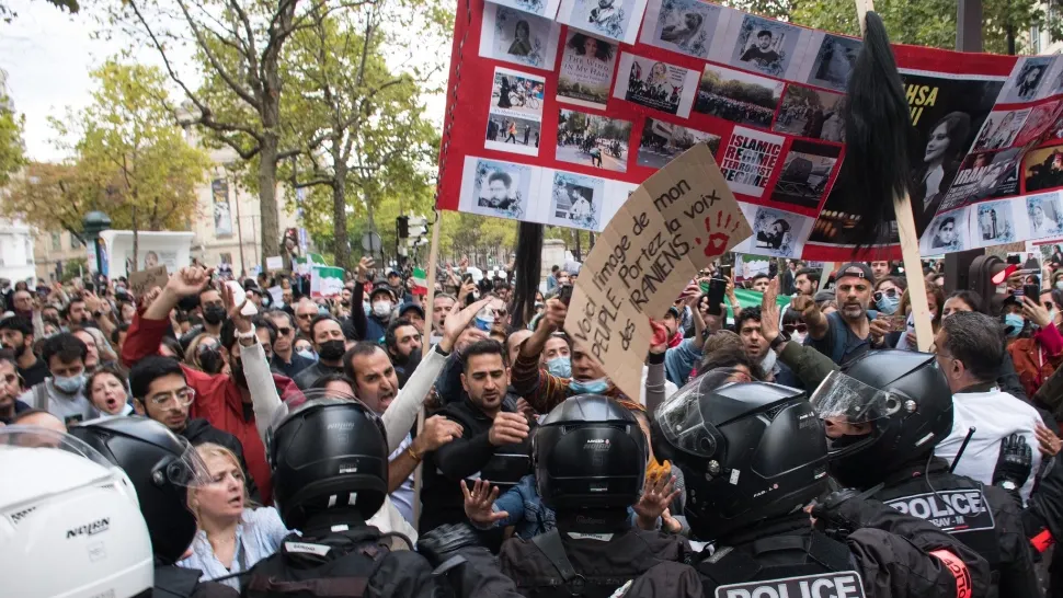 Ciocniri violente la Paris și Londra între manifestanți și polițiști - Proteste împotriva acțiunilor din Iran - VIDEO