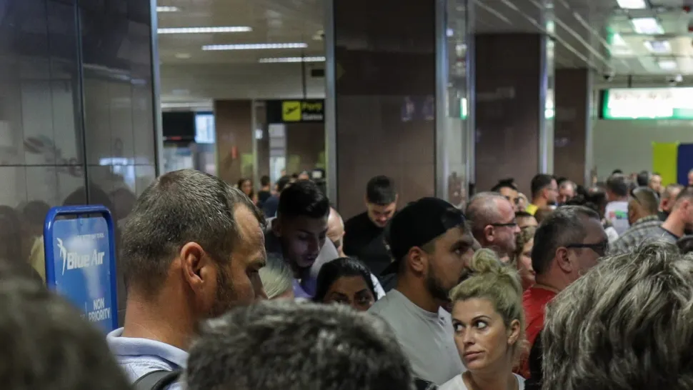 Haosul Blue Air pe aeroporturi, sute de români, aduși acasă de Tarom. Acuzații grave după TUNUL de 300 de milioane de lei - VIDEO