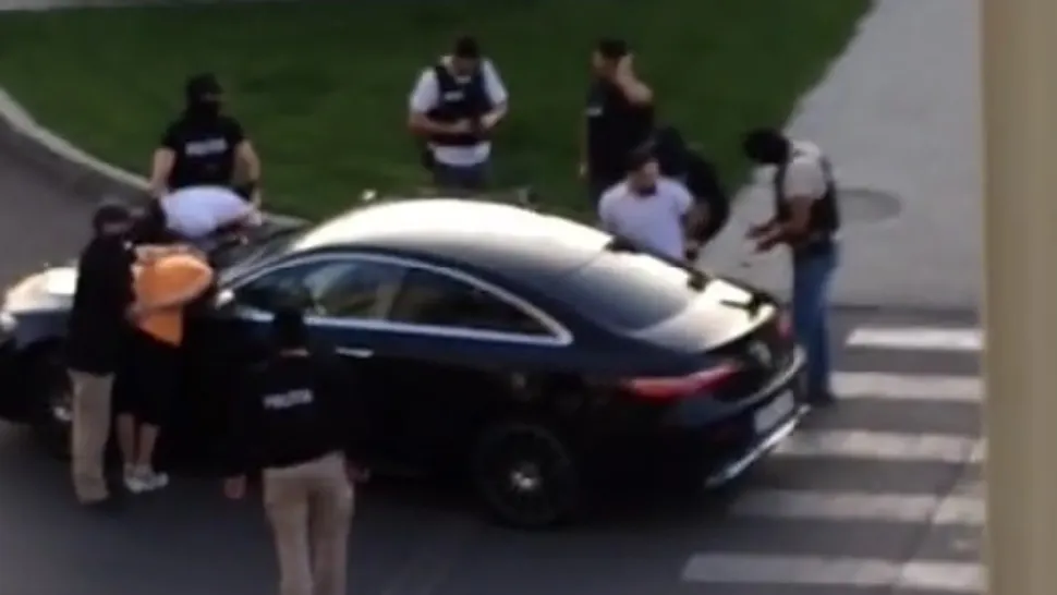 Interlopi încătușati în trafic după ce au vândut droguri. Momentul arestării, viral pe TikTok - VIDEO