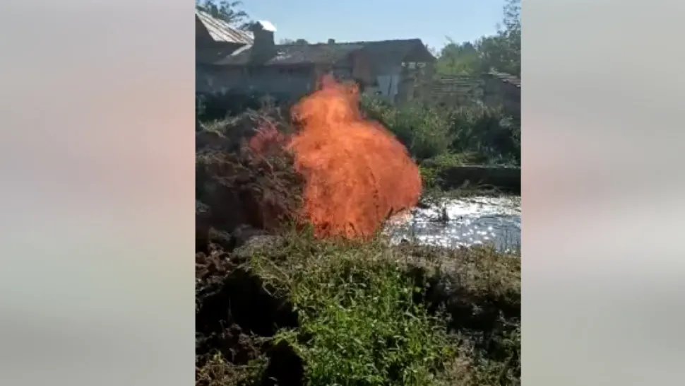 O FLACĂRĂ arde de câteva zile în curtea unui localnic din Dolj! Autoritățile, reunite de URGENȚĂ