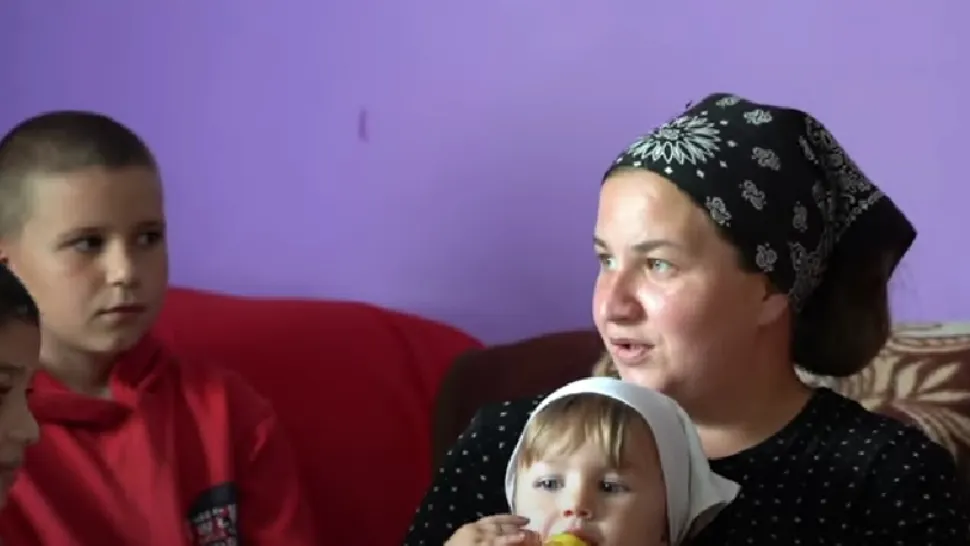 8 suflete se mulțumesc cu puținul pe care-l au în două camere. Cea mai mare dorință: să mănânce toți la aceeași masă