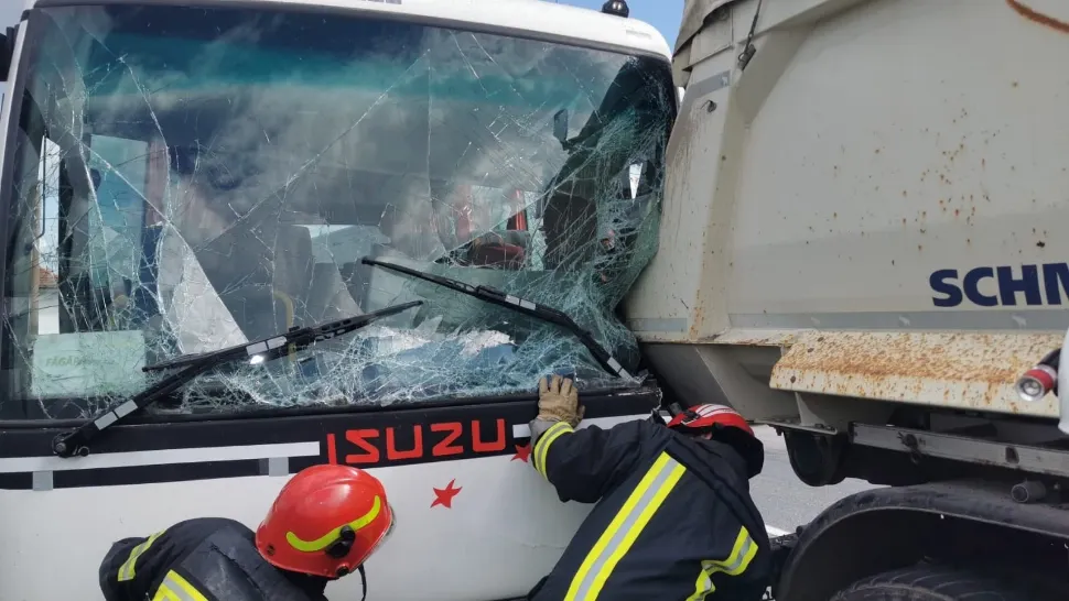 Accident grav în Brașov, între un autocar plin cu copii și o autobasculantă - 2 victime - FOTO&VIDEO