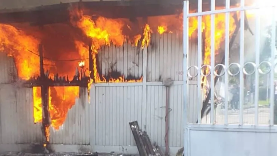 Incendiu violent la o școală din Hunedoara - Peste 400 de elevi și profesori au ieșit rapid din clădire - FOTO