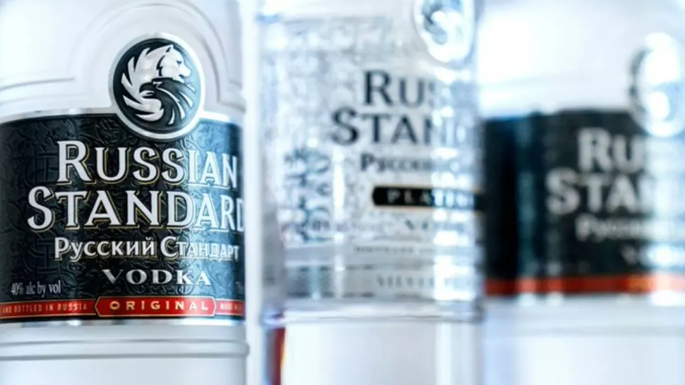 Rușii, în pericol de a rămâne fără băutura lor tradițională - Regimul de la Moscova scumpește vodca