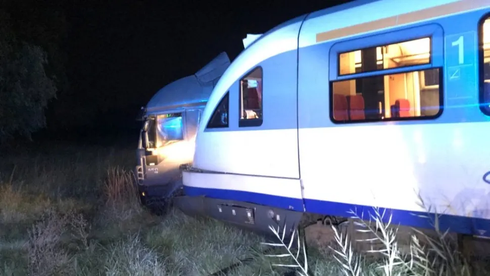 Un tren personal a DERAIAT, după ce a lovit un TIR, în județul Harghita. Circulația feroviară blocată - GALERIE FOTO