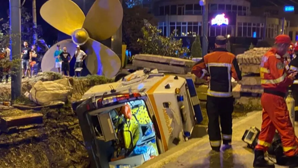 O ambulanță în misiune s-a răsturnat, în Constanța - Patru persoane au fost rănite