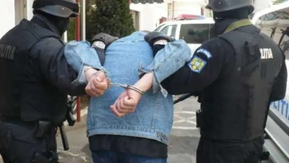 2 bărbați, reținuți pentru furt și uzurparea de calități oficiale! Victimele erau turiști străini - Cum operau