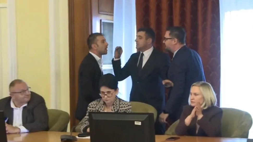 Scene incredibile în Parlamentul României. George Simion și Gabriel Zetea, îmbrânceli pentru salariile primarilor - VIDEO