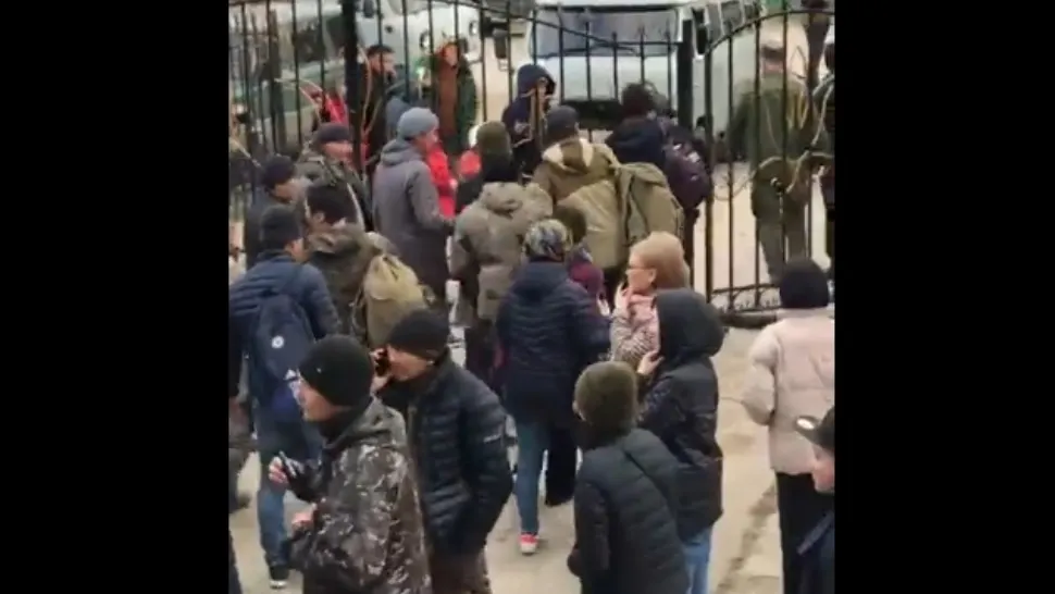Rușii, în lacrimi, forțați să meargă pe front - Căutări pe Google: „cum să îți rupi o mână” 
