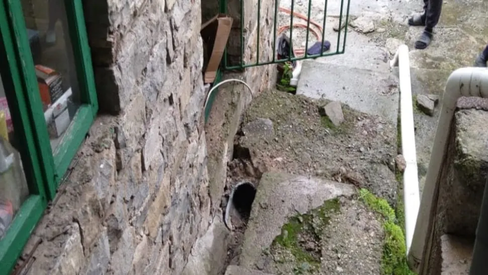 Femeie blocată într-un tub de scurgere din propria curte, în Dîmbovița! Intervenție contra cronometru a pompierilor