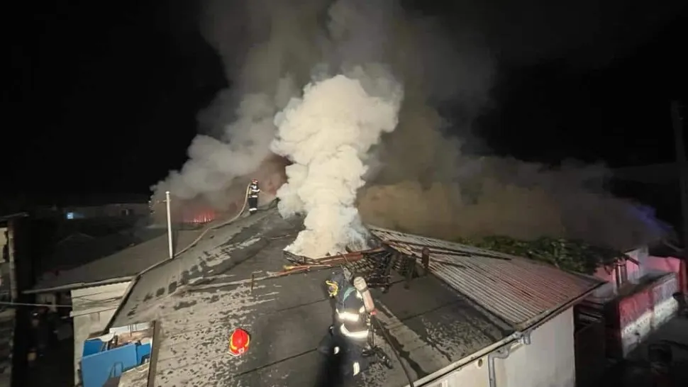 Incendiu violent în Capitală: 4 case, în flăcări, pericol de extindere - Intervenție masivă a pompierilor - VIDEO