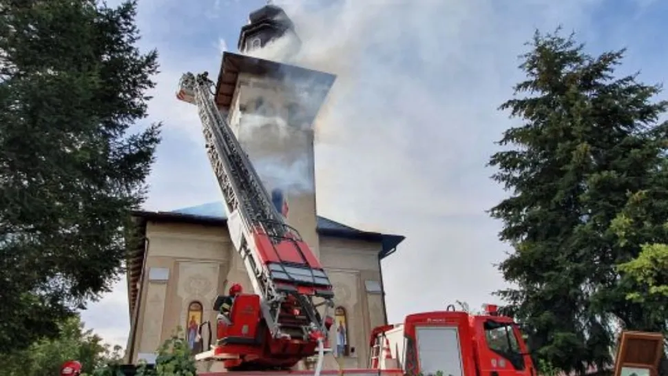 Incendiu la o biserică ortodoxă, intervenție de amploare a pompierilor