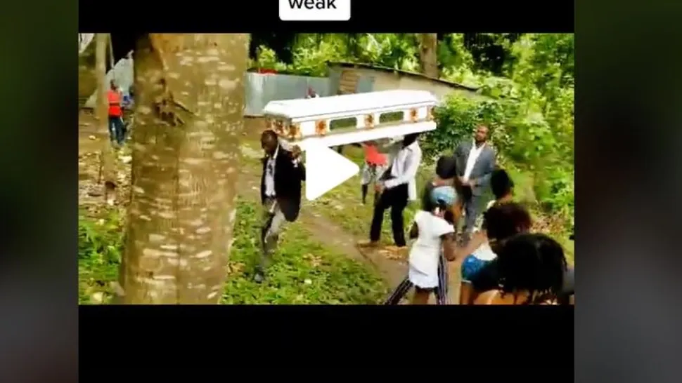 VIDEO – Momente uluitoare în timpul unei înmormântări – Toți oamenii prezenți au început să fugă