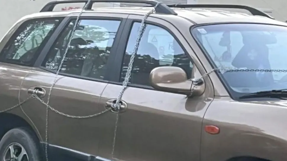 Un șofer din România și-a legat mașina cu lanțuri și i-a pus lacăt - motivul a șocat! FOTO