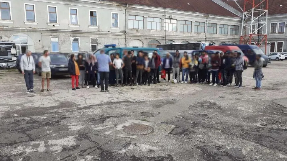 40 de migranți și două călăuze, prinși când încercau să treacă ilegal frontiera României spre Ungaria