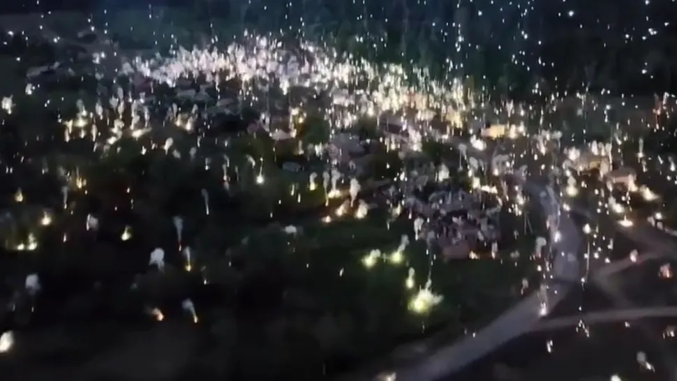 Imagini aproape IREALE în Ucraina. O ploaie de FOC aruncată de ruși asupra unei localități- VIDEO