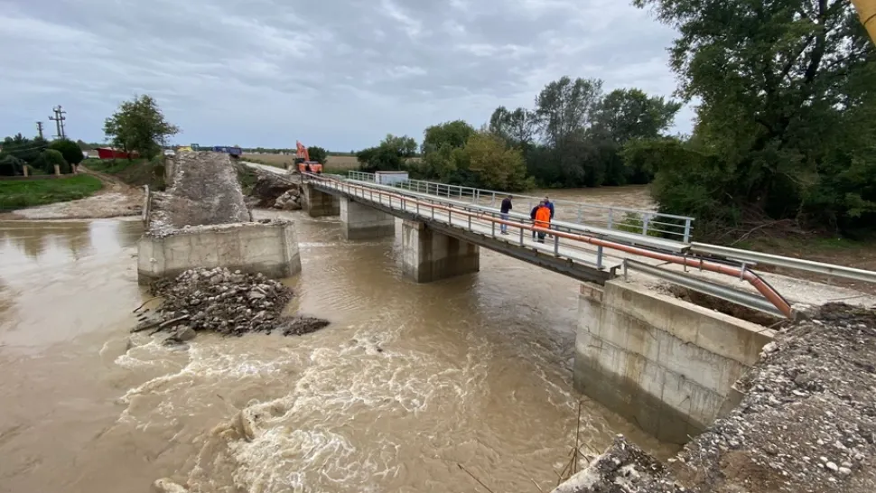 Un pod provizoriu din Bihor a fost luat pe sus de viituri. Circulație complet blocată
