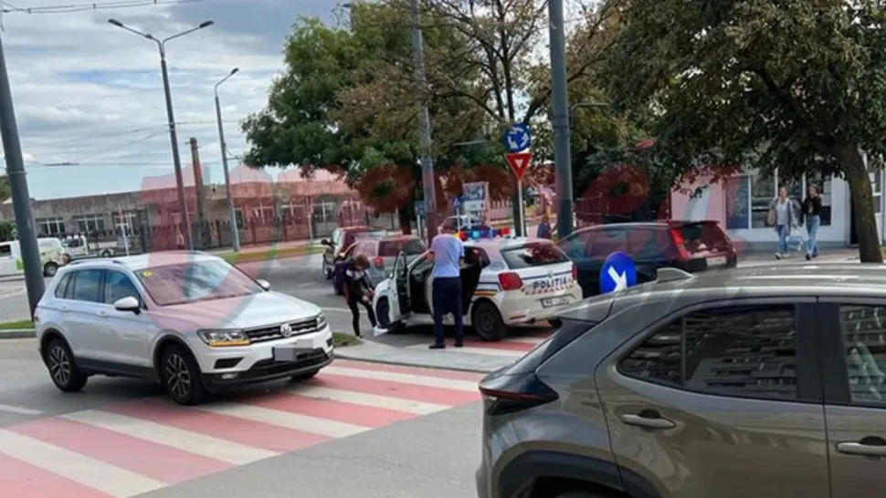 Fetiță lovită de mașina poliției, pe trecerea de pietoni, la Vaslui. Accident la indigou după cel în care a murit Raisa