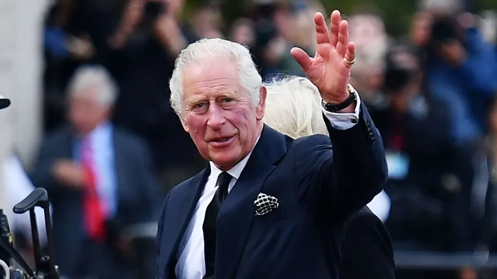Prima baie de mulțime pentru noul suveran al Angliei: Charles al III-lea îmbrățișează oamenii, la Palatul Buckingham - VIDEO