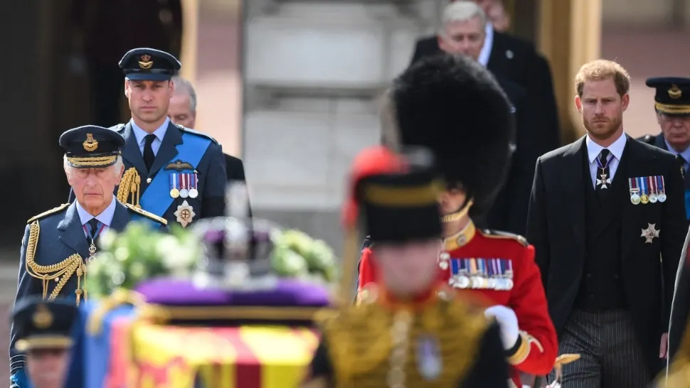 Sicriul Reginei Elisabeta a II-a a ajuns la Palatul Westminster din Londra - Imagini impresionante de la procesiune - LIVE VIDEO