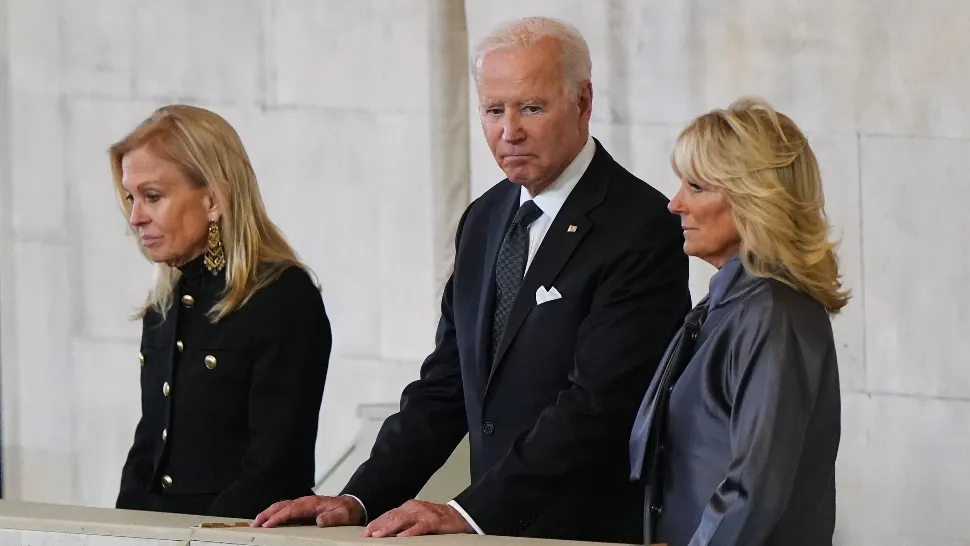  Joe Biden s-a recules în faţa sicriului Reginei Elisabeta a II-a - VIDEO