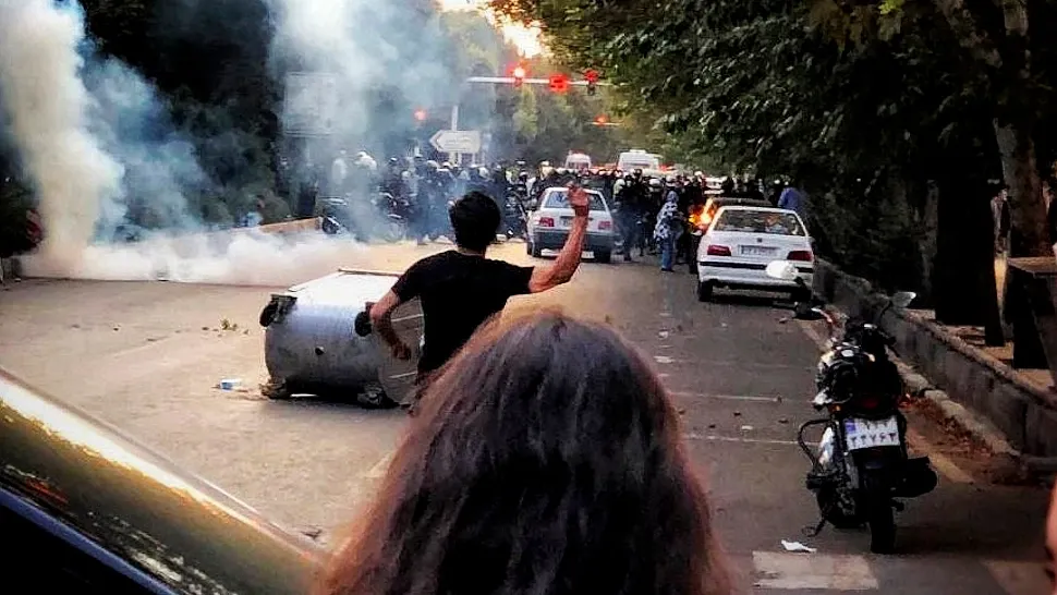 Incident în Atena. Ambasada Iranului, atacată cu un cocktail Molotov