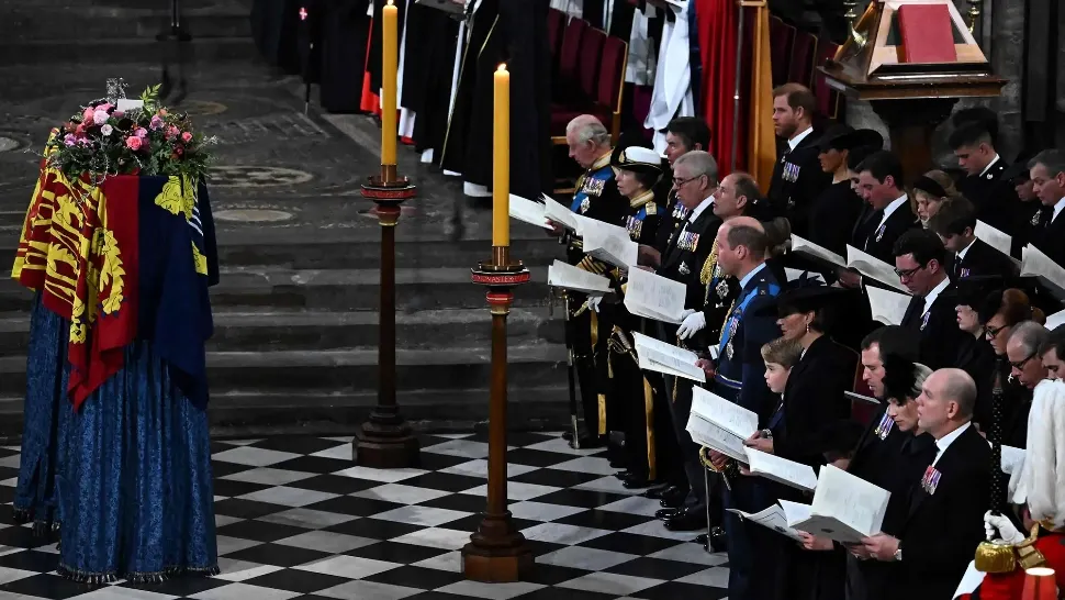 Eleganță și stil în Familia Regală. Cum s-au îmbrăcat Kate Middleton, Meghan Markle și regina consoartă Camilla la înmormântarea Elisabetei a II-a