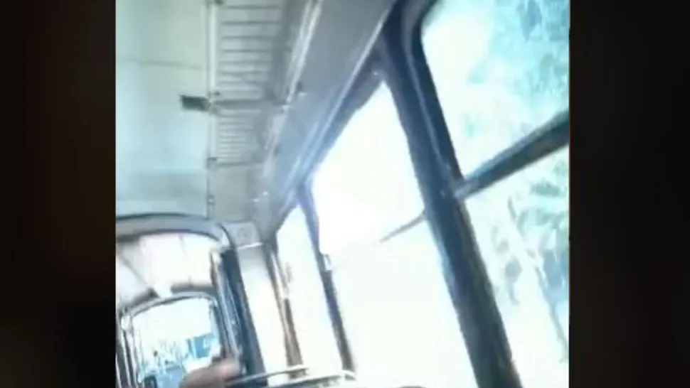 VIDEO – Imagini halucinante dintr-un tramvai din Brăila – Pasagerii, la un pas să facă infarct din cauza sperieturii