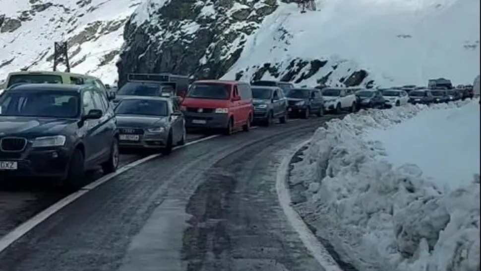 Două drumuri au fost închise din cauza ninsorii - Drumarii intervin pentru îndepărtarea stratului gros de zăpadă - VIDEO