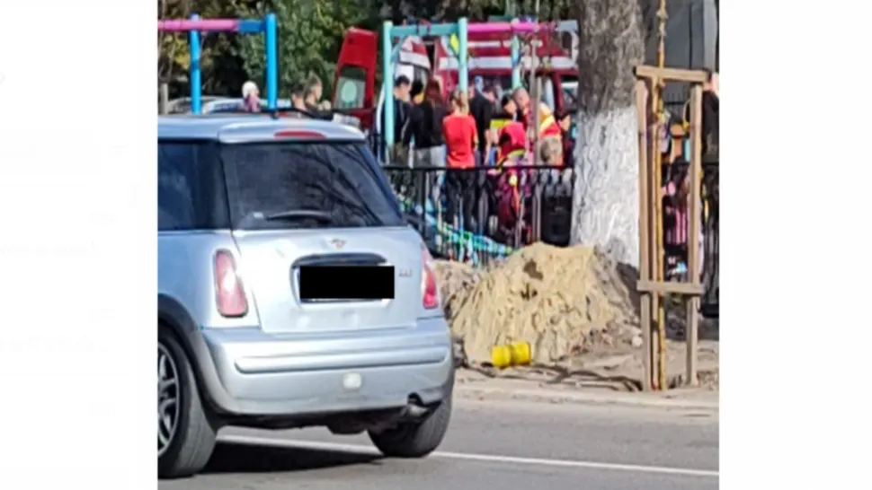 Copil transportat la spital după ce a fost lovit de un leagăn, într-un parc din Bârlad