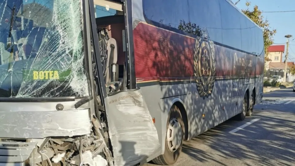 Femeie rănită după ce a intrat în plin cu mașina într-un autobuz, în Dolj
