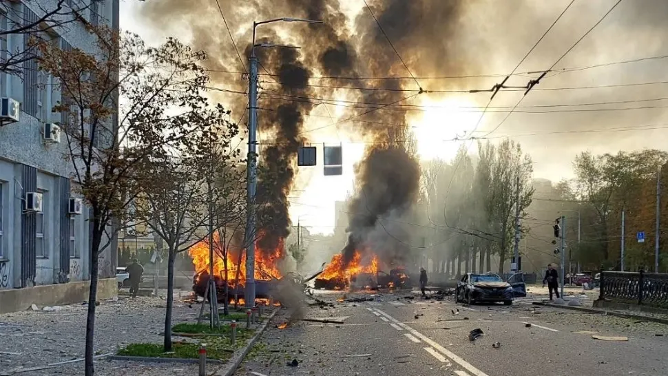 Momentul bombardamentului din Kiev, surprins cu o cameră de bord. Mașinile din trafic au întors imediat - VIDEO