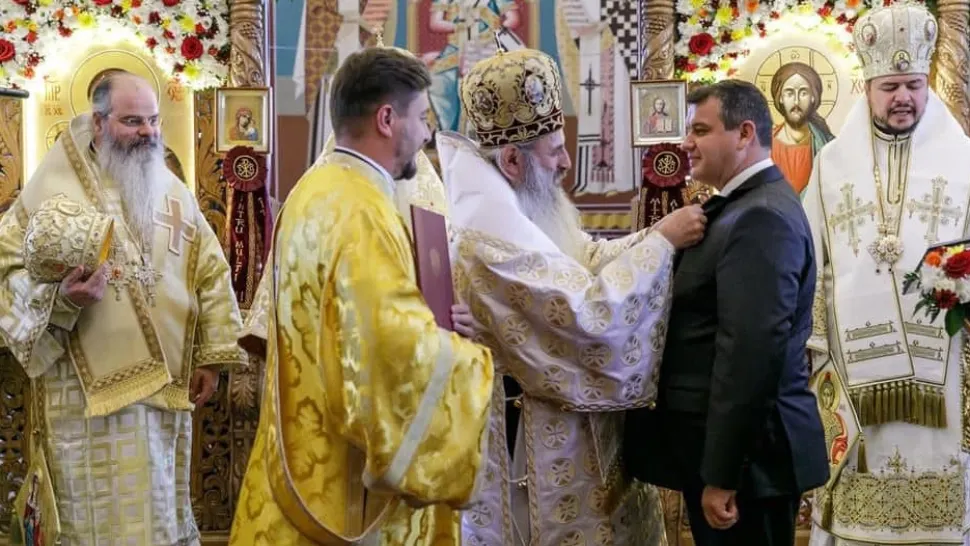 Eugen Tomac, decorat cu Ordinul „Maica Domnului Rugătoarea”, de Patriarhul Daniel, la aniversarea reactivării Mitropoliei Basarabiei