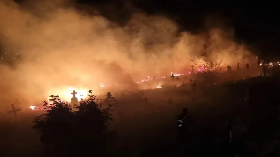 Incendiu violent într-un cimitir din Tulcea. Flăcările au distrus o treime din morminte - VIDEO