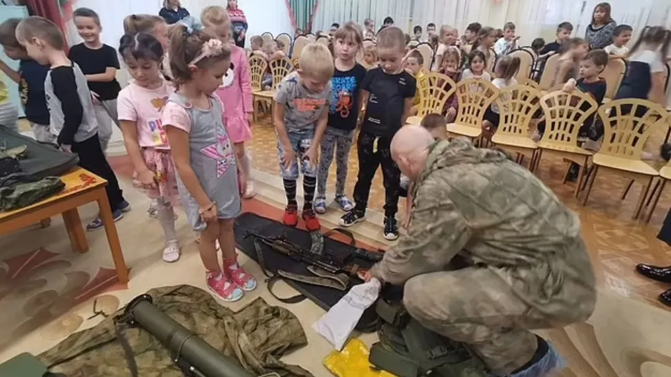 IMAGINI șocante din Rusia în timpul războiului din Ucraina - Copii de grădiniță, de 4 ani, învățați să folosească puști Kalașnikov și lansatoare de grenade