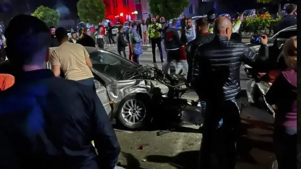 Accident cu 4 victime în Craiova. Mașina în care se aflau s-a izbit violent de două autoturisme parcate