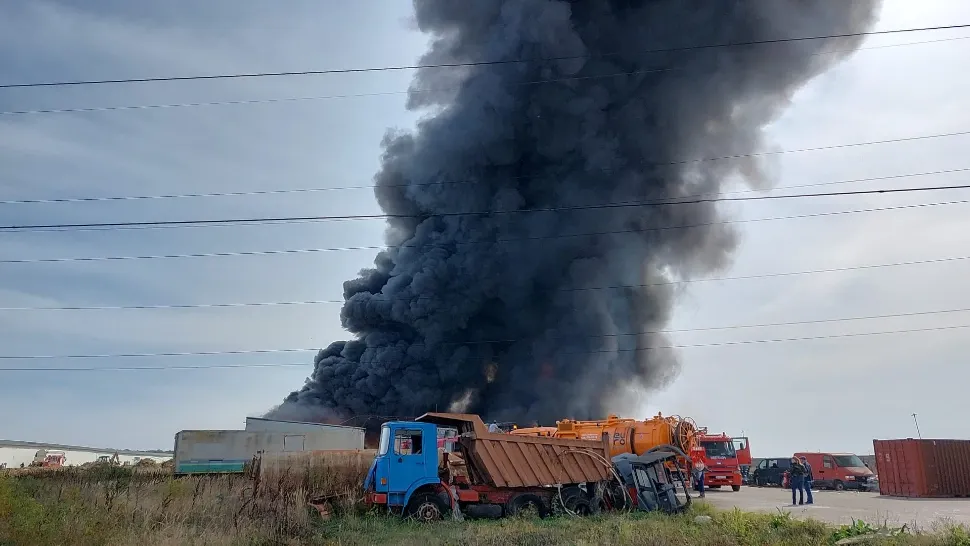 Incendiu violent, la un depozit din apropierea Capitalei: EXPLOZII SUCCESIVE și nor TOXIC - Oamenii, sfătuiți să rămână în case - VIDEO