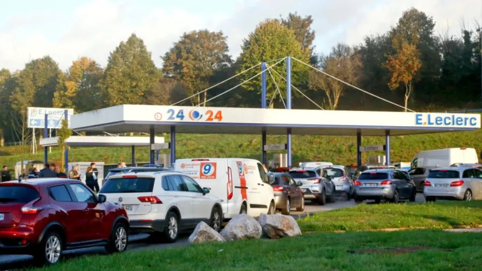 Isterie la pompă | Benzinării rămase fără combustibil, în Franța. Șoferii așteaptă la cozi interminabile - VIDEO