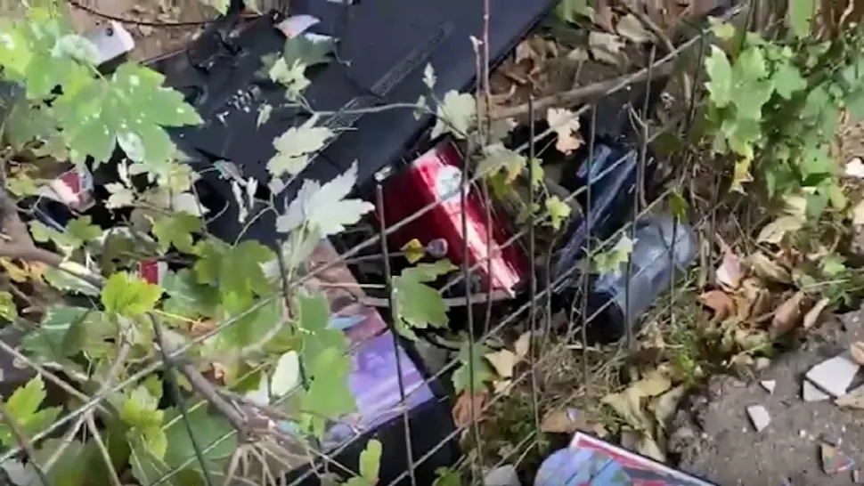 Un pensionar DISPERAT și-a aruncat toate lucrurile pe geam! Ce anume l-a făcut să recurgă la acest gest