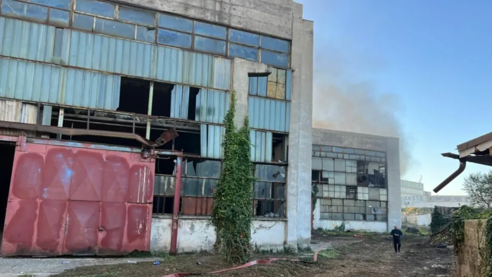 Incendiu la fosta fabrică Independența, din Sibiu: au ars deșeuri de mase plastice și cauciucuri - VIDEO