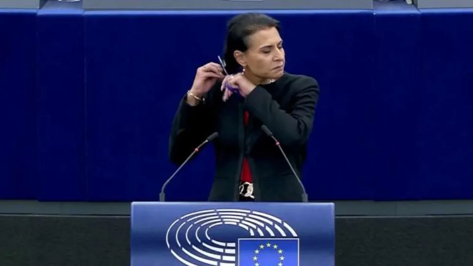 O europarlamentară din Suedia și-a tăiat părul în semn de solidaritate, după ce o tânără din Iran a fost ucisă în bătaie de polițiști