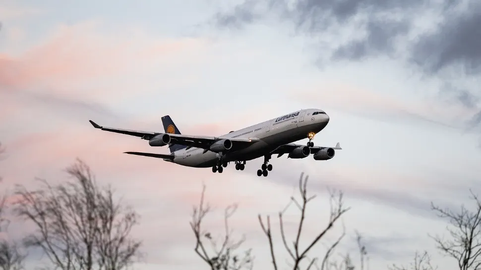 Un bărbat a fost împuşcat, în timp ce zbura cu avionul, de un glonţ tras de la sol