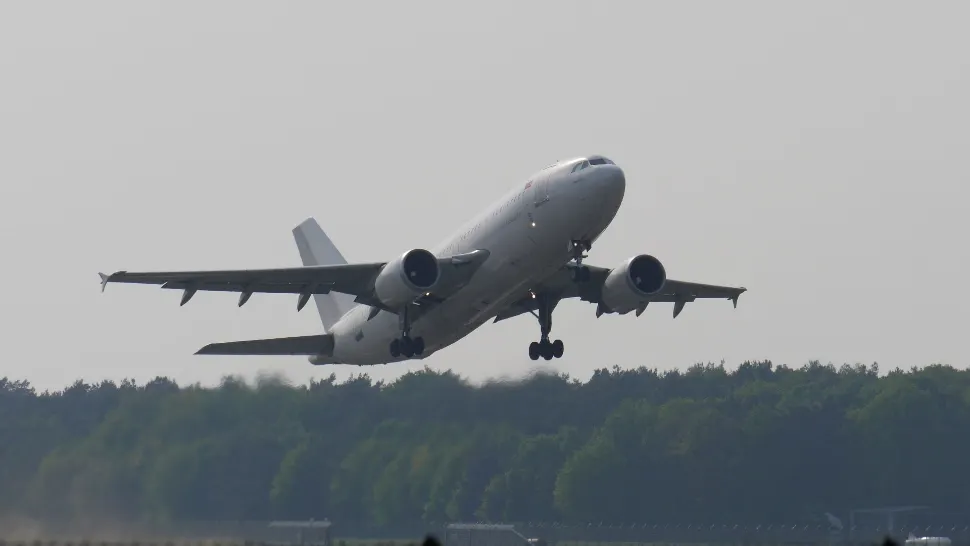 Un avion a fost nevoit să aterizeze de urgență din cauza unui pasager beat. Bărbatul călătorea cu documente false