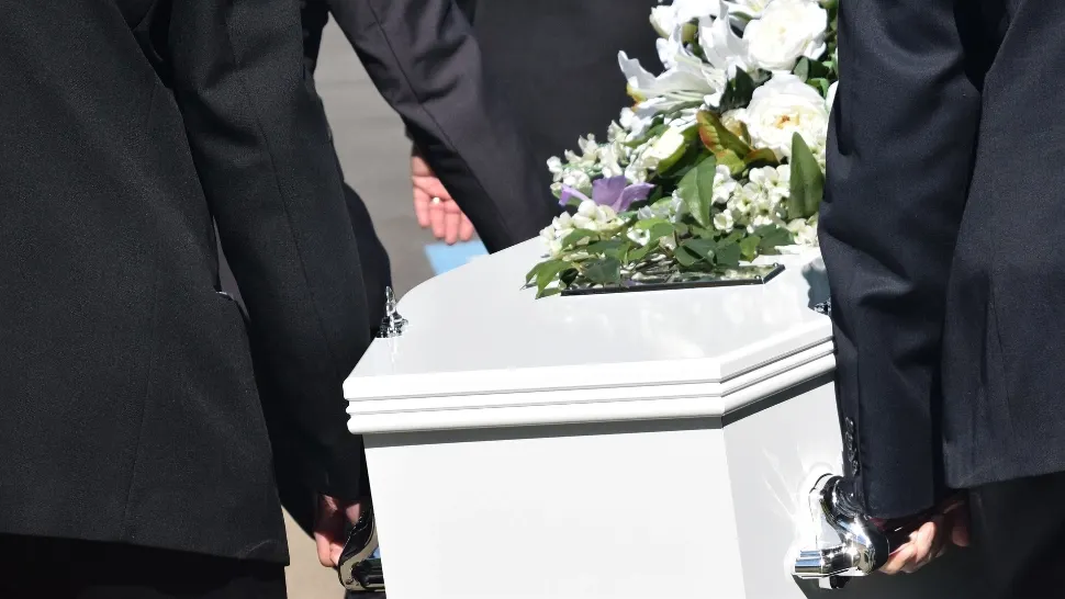 Un bărbat mort a fost ridicat din sicriu de polițiști, după un apel la 112. Detalii șocante din anchetă