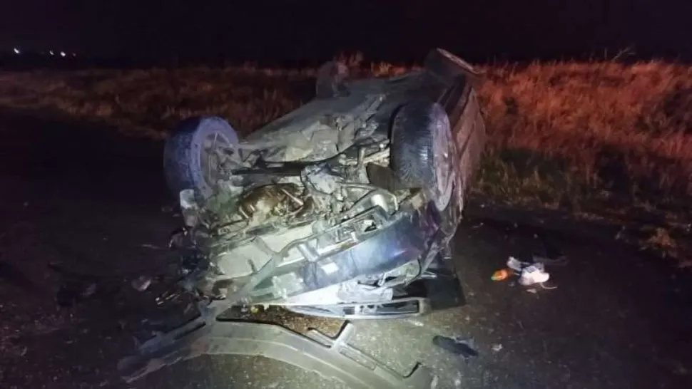 Un băiat a murit, iar o fată este în stare gravă, după ce mașina în care se aflau s-a răsturnat. A intervenit elicopterul SMURD
