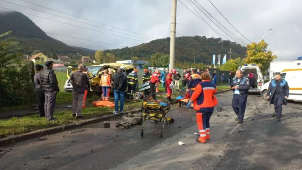 Accident cu 5 victime în Hunedoara. Impact devastator între două autoturisme şi un microbuz - FOTO